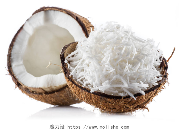 椰子果和切碎的椰子片椰子肉椰子果和切碎的椰子片在白色背景上隔离的壳中.